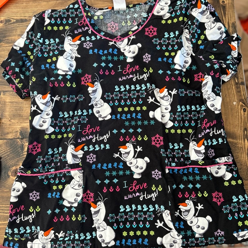 Scrub top size L, fits like a medium